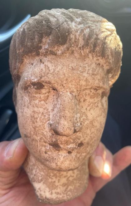 Testa marmorea di una piccola scultura maschile rinvenuta nell’area dell’antica città di Falerii Novi