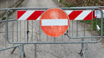 ORDINANZA CONTINGIBILE ED URGENTE - CHIUSURA TRATTO DI VIA FONTANASECCA PER CEDIMENTO MANTO STRADALE ORDINANZA CONTINGIBILE ED URGENTE - CHIUSURA TRATTO DI VIA FONTANASECCA PER CEDIMENTO MANTO STRADALE